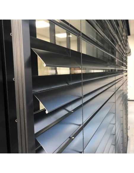 Raffstore Z90 1000 x 1000 mm mit Antrieb