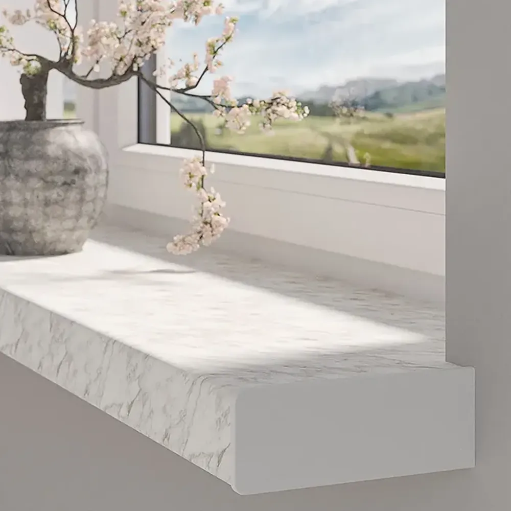 Wei&szlig;e Innenfensterbank im Marmordekor mit glatter Oberfl&auml;che &ndash; elegante Fensterl&ouml;sung mit dekorativer Vase am Fenster.