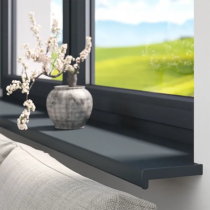 Anthrazitfarbene Innenfensterbank mit matter Oberfl&auml;che und Vase &ndash; moderne Fensterl&ouml;sung mit Blick ins Gr&uuml;ne.