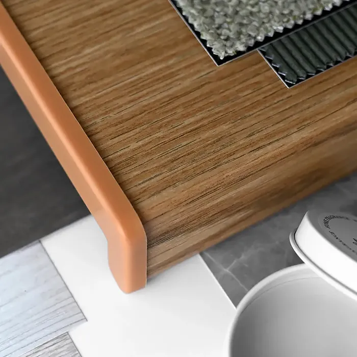 Detailaufnahme einer Innenfensterbank in Holzoptik mit abgerundeter Frontkante &ndash; realistische Oberfl&auml;che und Verarbeitung.