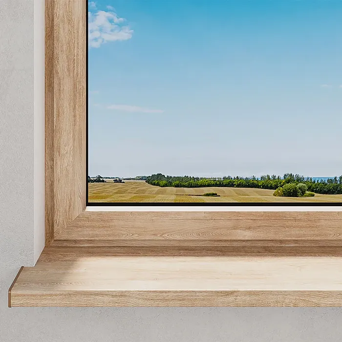 Innenfensterbank in Holzoptik mit Blick nach drau&szlig;en auf eine Landschaft &ndash; moderne, nat&uuml;rliche Fensterl&ouml;sung im Innenbereich.