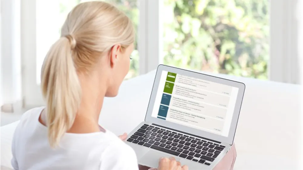 Frau mit Laptop beim Ausfüllen eines Online-Formulars für einen Förderantrag