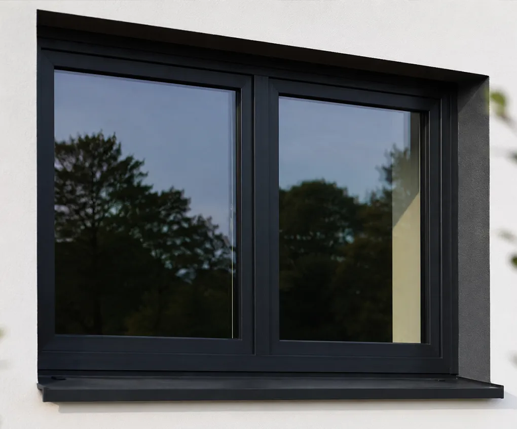 Anthrazitfarbenes Kunststofffenster mit zweifl&uuml;geligem Fensterrahmen