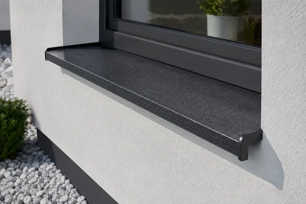 Außenfensterbank aus Aluminium in Anthrazit unter einem modernen Fenster