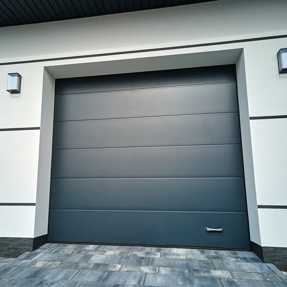 Anthrazitfarbenes Sektionaltor in einer modernen Garage