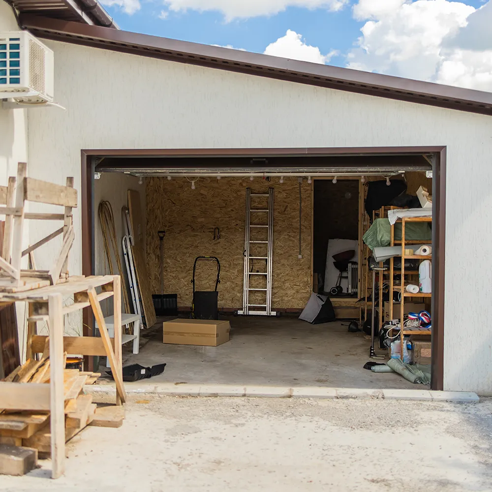 Kleine Garage mit offenem Garagentor und begrenztem Platz im Innenraum