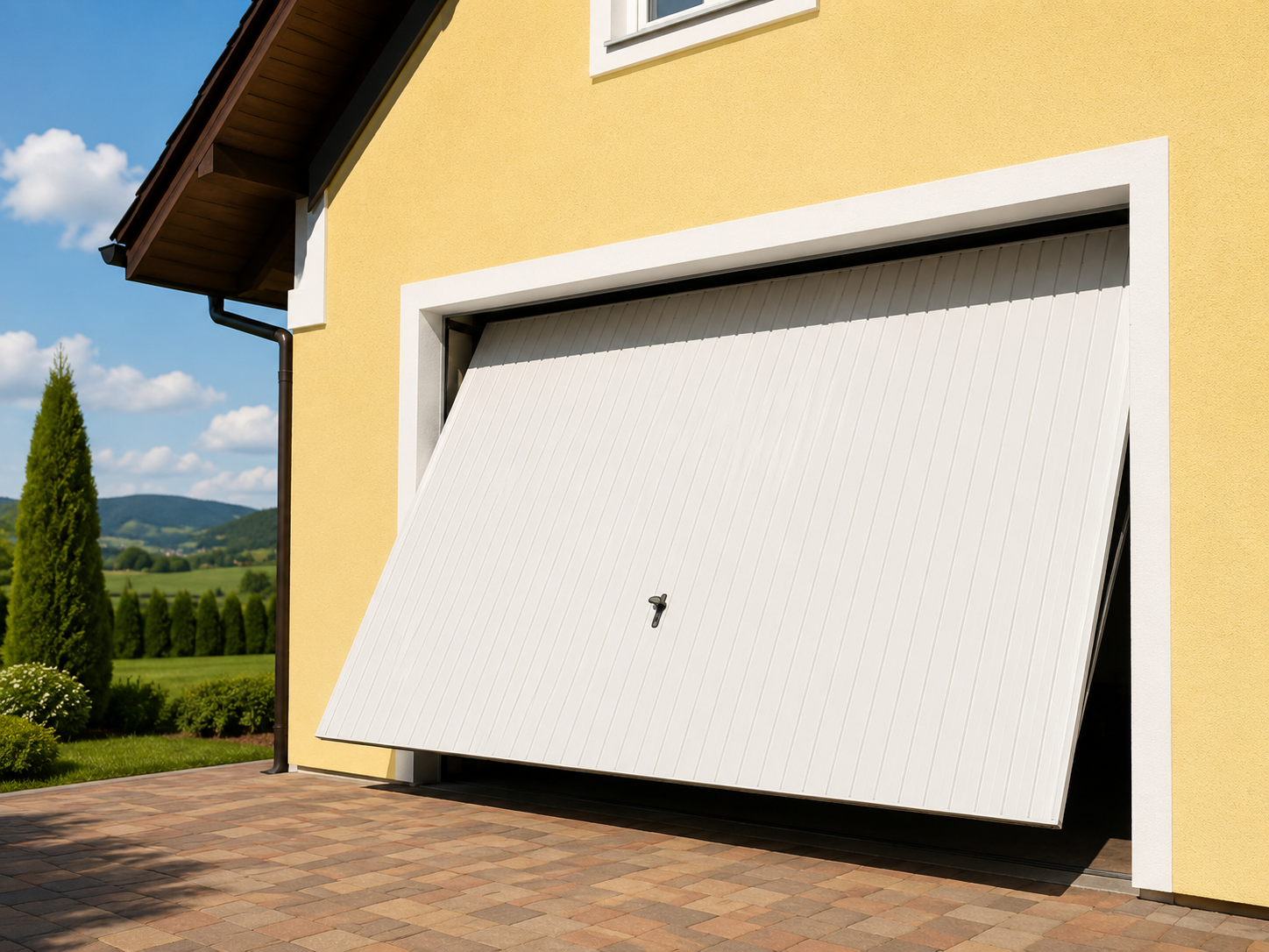 Weißes Schwingtor einer Garage, während des Öffnens