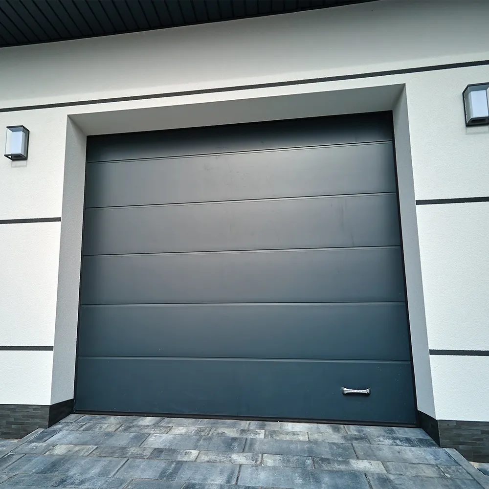 Modernes Sektionaltor in Anthrazit an einer Garage eines Einfamilienhauses