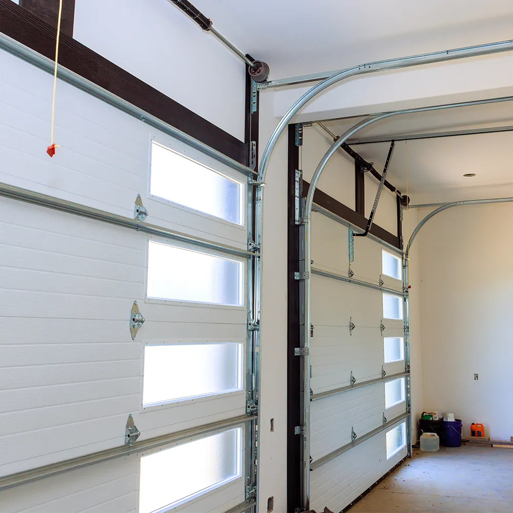 Geöffnetes Sektionaltor mit Führungsschienen und Deckenschienen im Inneren einer Garage