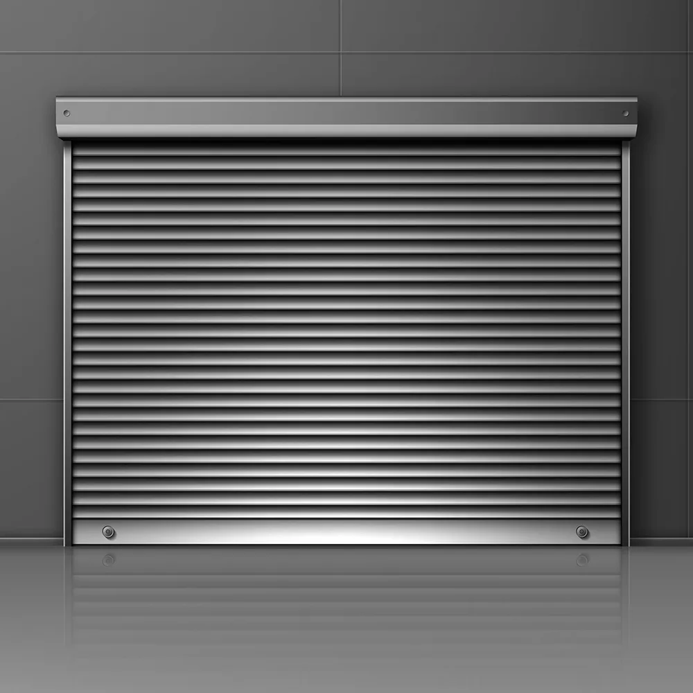 Graues Garagen-Rolltor mit Aluminiumlamellen und Rollladenkasten über der Garagenöffnung.
