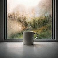 Warum beschlagen Fenster und wie kann man mit beschlagenen Scheiben umgehen?